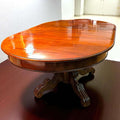 Acabado brillante en madera de caoba natural.