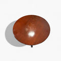 La mesa presenta un sobre de caoba maciza con un pulido profundo que realza la veta natural de la madera, ofreciendo un aspecto sobrio y altamente decorativo, propio de mobiliario de calidad tradicional.
