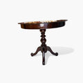 La mesa presenta un sobre de caoba maciza con un pulido profundo que realza la veta natural de la madera, ofreciendo un aspecto sobrio y altamente decorativo, propio de mobiliario de calidad tradicional.
