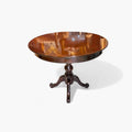 Esta mesa redonda de caoba destaca por su silueta clásica, su exquisito brillo y su impecable acabado artesanal. 