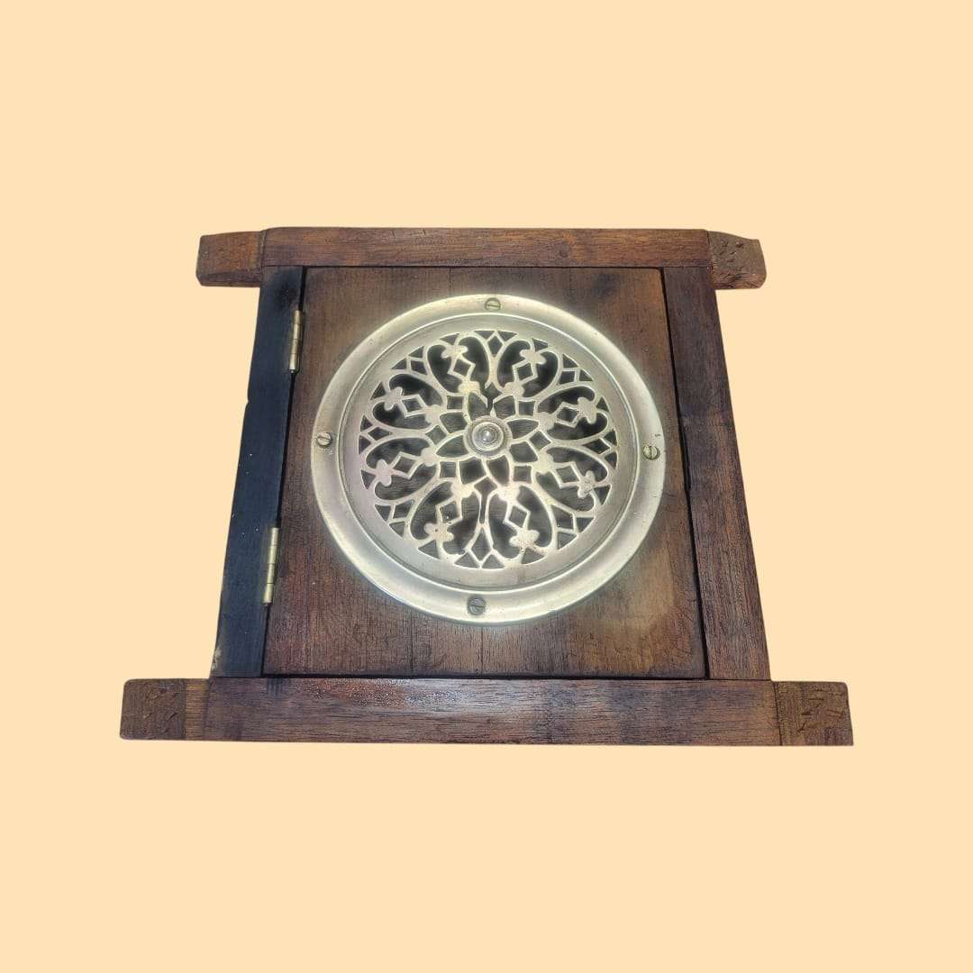 Mirilla antigua de madera maciza con círculo metálico dorado calado, ideal para decoración de puertas clásicas. Autenticidad y carácter únicos.