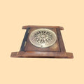 Decoración vintage con mirilla antigua de madera y metal dorado, pieza decorativa para puertas rústicas o clásicas.