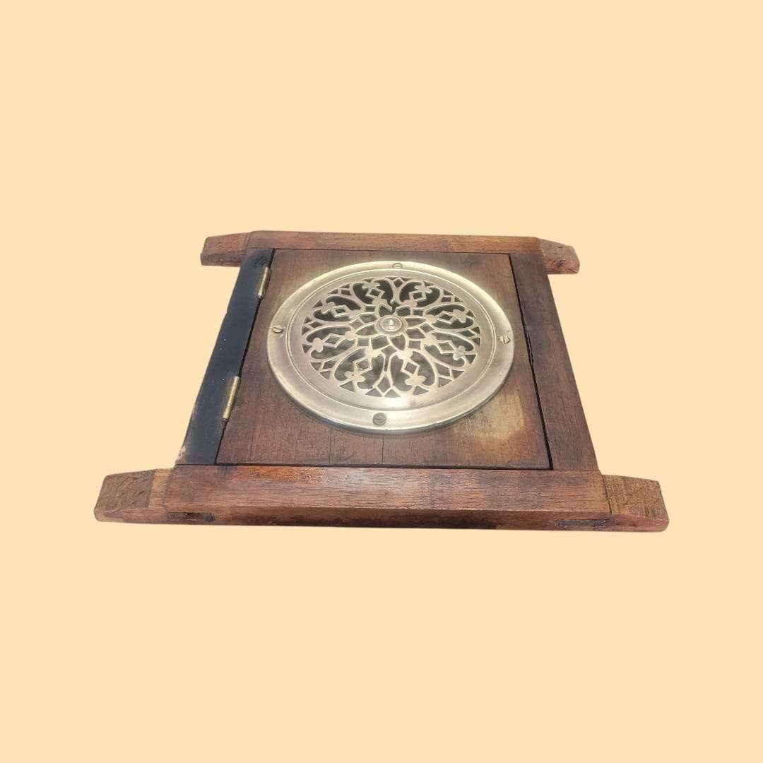 Decoración vintage con mirilla antigua de madera y metal dorado, pieza decorativa para puertas rústicas o clásicas.