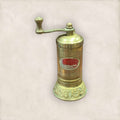 Molinillo de pimienta manual dorado de metal tallado estilo turco con diseño artesanal y manivela superior, ideal para cocina elegante.