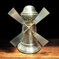Tarro de metal dorado con forma de molino de viento, ideal para decoración de interiores en estilo vintage o rústico.