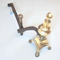 Morillo de bronce y hierro vintage con diseño clásico del siglo XIX, ideal para chimeneas. Decoración robusta y elegante para el hogar.