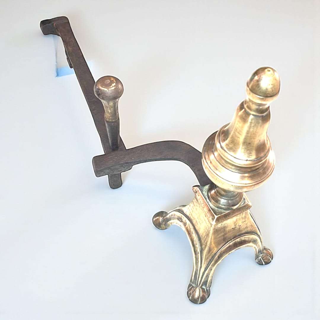 Morillo de bronce y hierro vintage con diseño clásico del siglo XIX, ideal para chimeneas. Decoración robusta y elegante para el hogar.