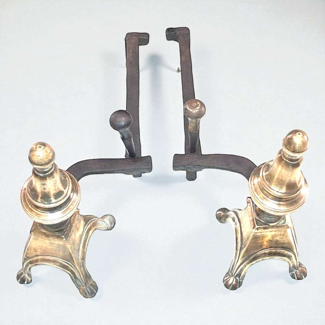 Morillos de bronce y hierro vintage – elegancia clásica única con diseño del siglo XIX, ideales para decoración de chimeneas en hogares elegantes.