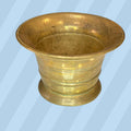 Mortero de bronce antiguo sin maja, con acabado envejecido y diseño clásico. Ideal para decoración de estilo retro o coleccionistas de utensilios antiguos.