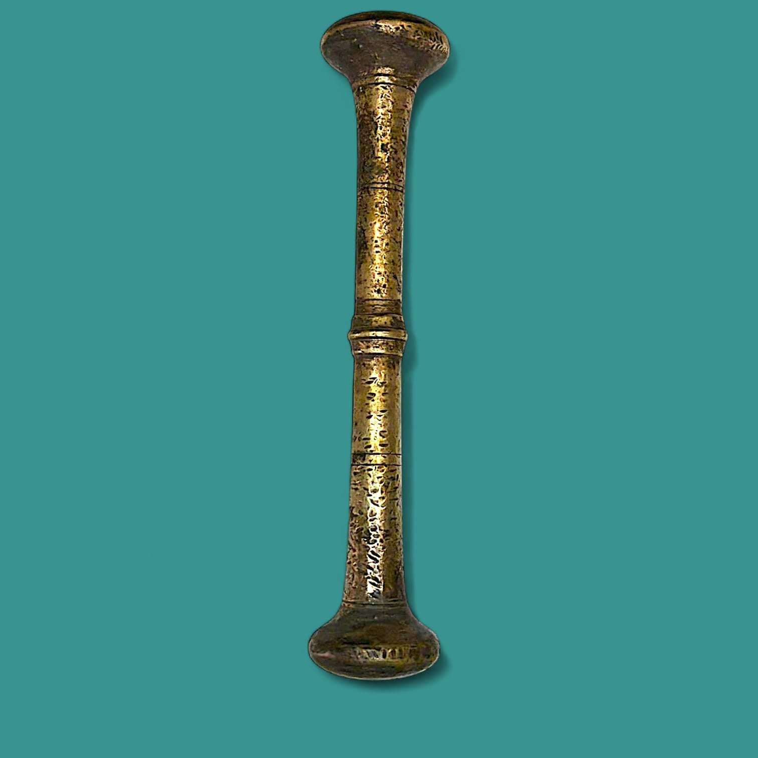 Maja original de mortero antiguo de bronce con inscripción 1914–1916, pieza decorativa única para colección vintage en decoración de hogar.