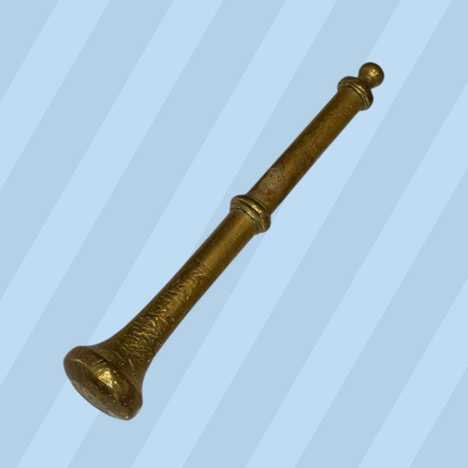 Maja original de bronce con diseño clásico, parte del conjunto de mortero de bronce antiguo. Accesorio decorativo funcional para cocina tradicional.