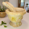Mortero de alabastro antiguo con detalles florales tallados y maja original, pieza decorativa para hogar con estilo artesanal y elegante.