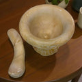 Mortero de alabastro antiguo sin la maja colocada, mostrando su interior pulido. Perfecto para decoración tradicional o uso culinario.