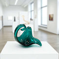 Pieza de Cristal Murano – Arte único para tu decoración en verde esmeralda con forma abstracta, ideal para salones modernos o vitrinas elegantes.
