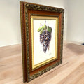 Óleo de racimo de uvas con marco dorado, firmado por Manuel Ruiz Ortega. Pintura realista perfecta para decoración clásica y elegante.