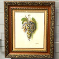 Cuadro al óleo con racimo de uvas verdes, firmado por Manuel Ruiz Ortega. Marco ornamentado ideal para decoración sofisticada del hogar.