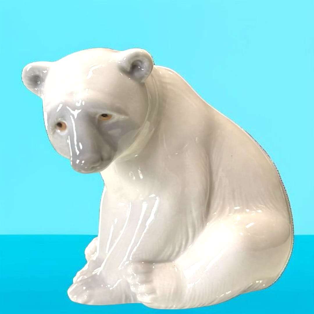 Figura de oso polar Lladró de pie, elegante y expresivo.