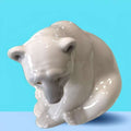 Oso polar de pie en porcelana Lladró, diseño realista y exclusivo.