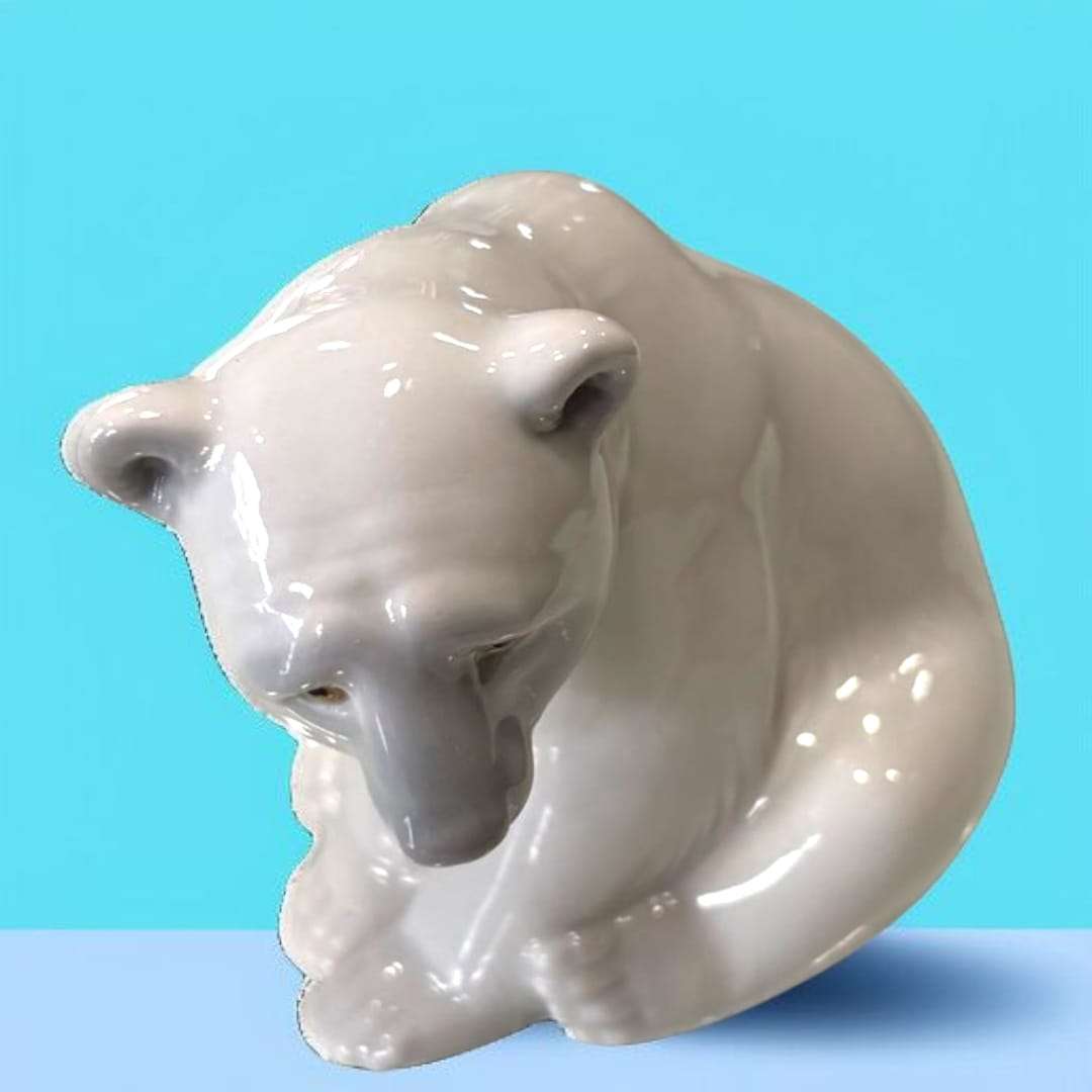Oso polar de pie en porcelana Lladró, diseño realista y exclusivo.