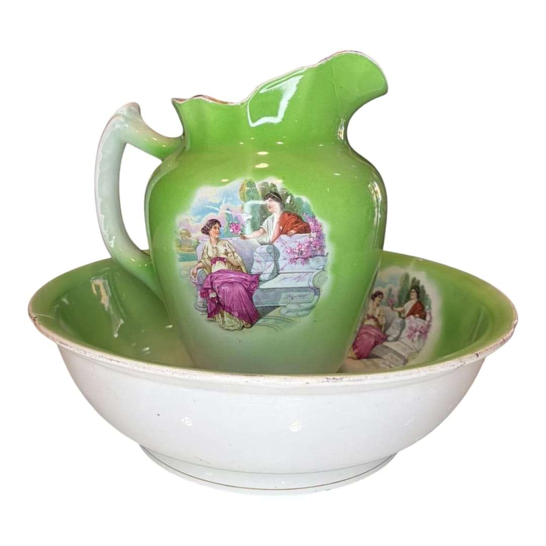 Jarra antigua decorada con escenas románticas en porcelana.