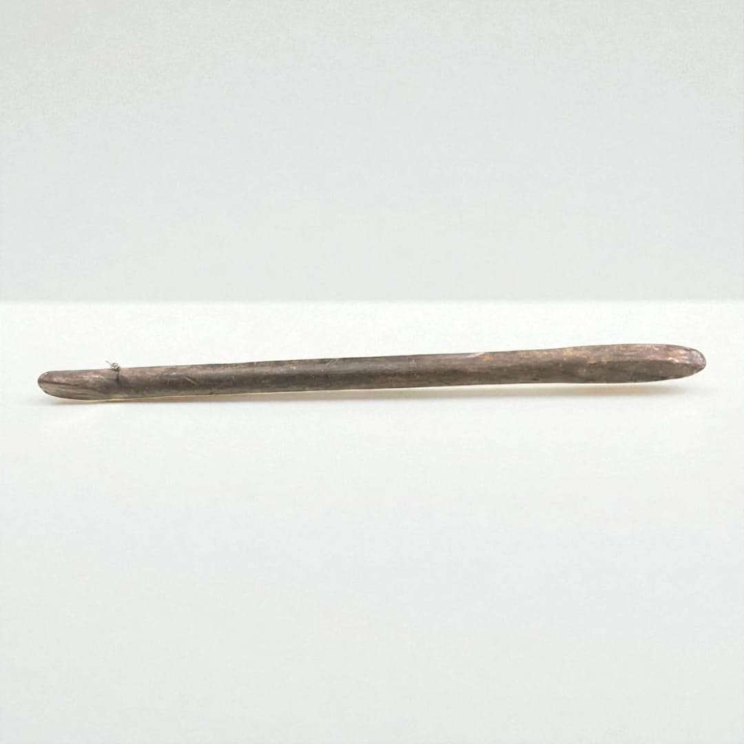 Fabricado íntegramente en madera maciza, esta herramienta conserva su forma original, su desgaste natural y la pátina oscura que solo los años de uso real en tonelerías pueden otorgarle. 