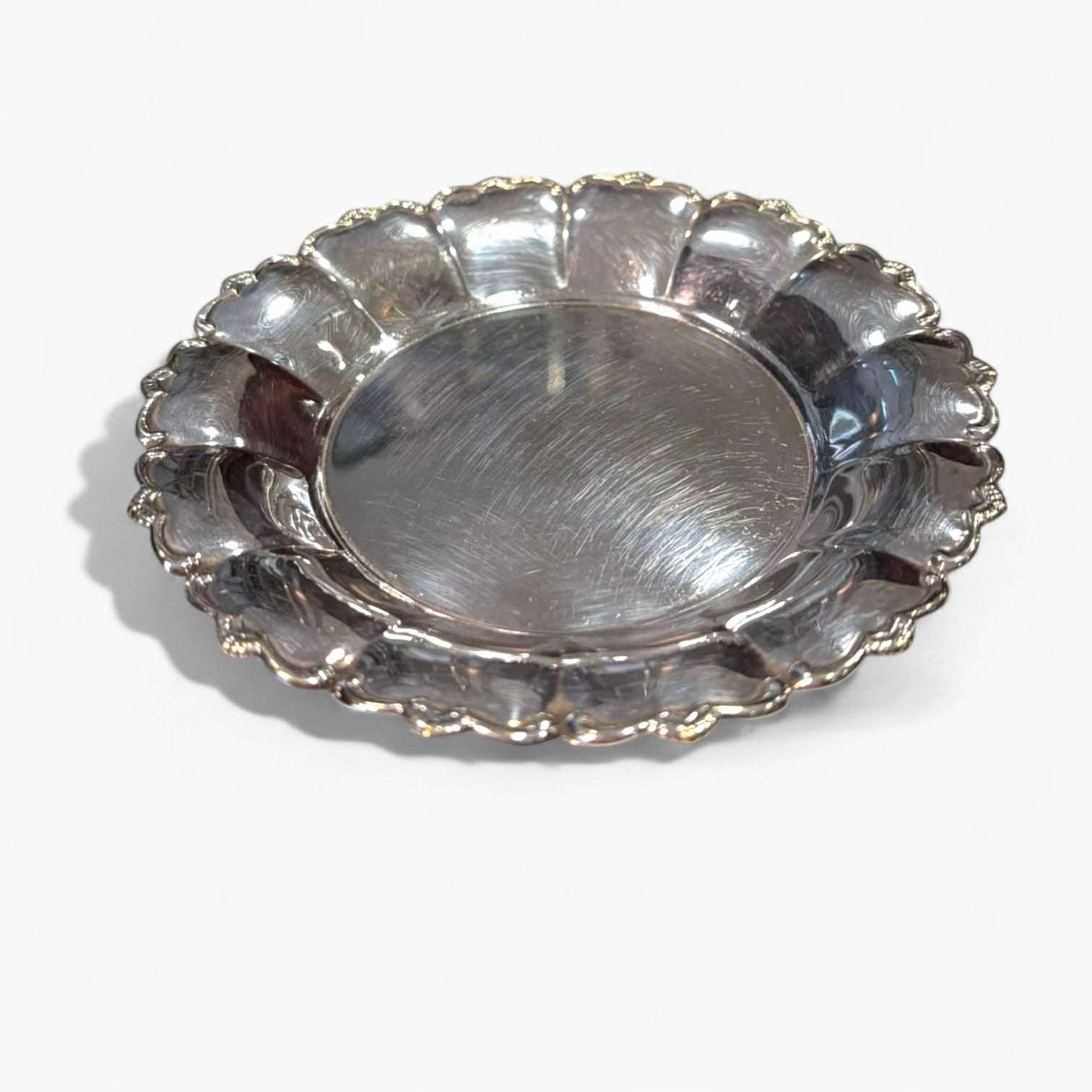 Perfecta para realzar cualquier mesa, ya sea como centro decorativo o pieza de uso diario.
