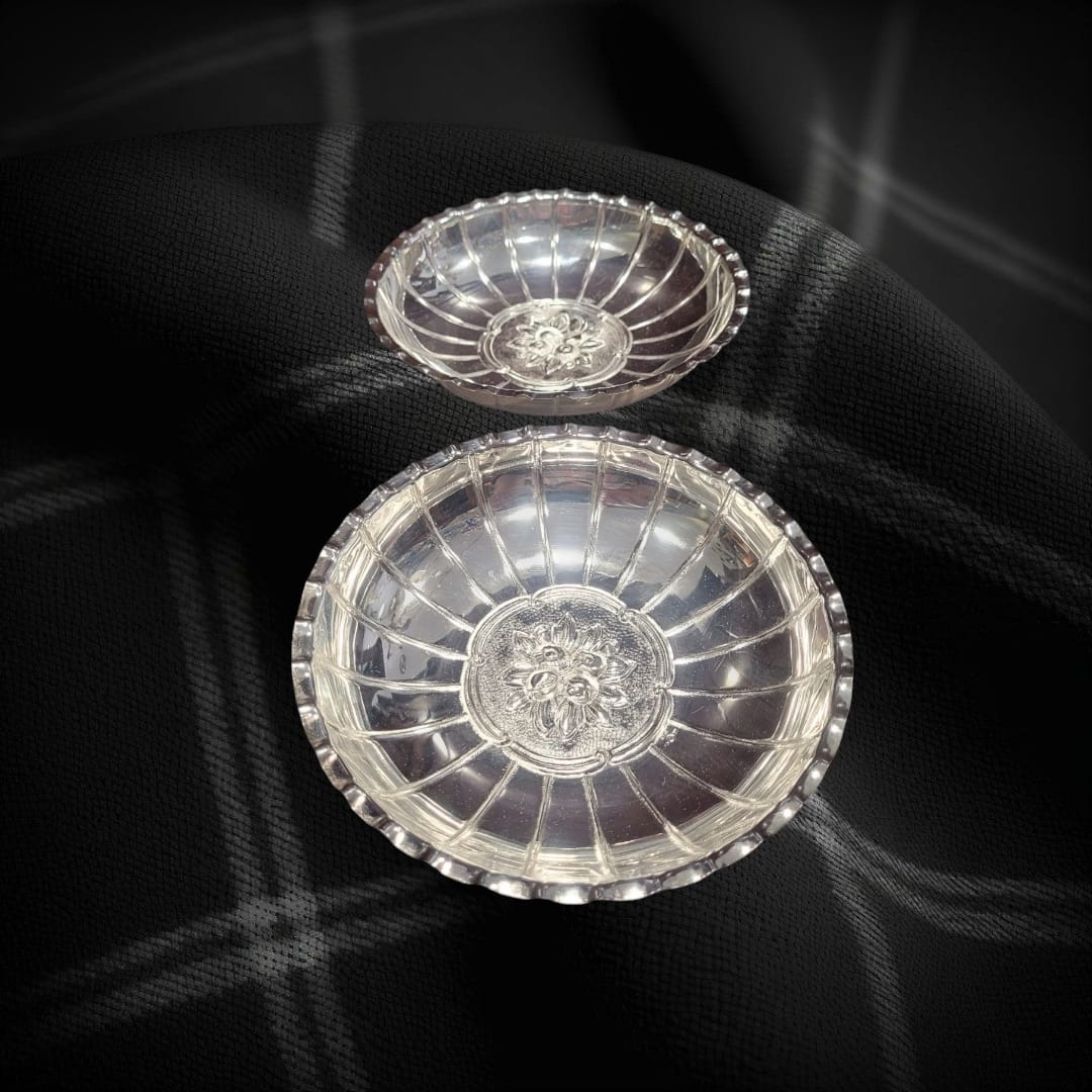 Set de paneras de metal plateado con diseño floral, elegancia funcional para decoración de mesa en comedor o cocina.