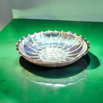 Panera de metal plateado con relieve floral, diseño elegante y duradero ideal para decoración de mesa en hogar o jardín.