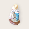 Vista trasera de figura romántica beso tímido en resina, con detalles artesanales y base de madera, ideal para decoración vintage o rústica.