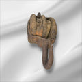 La polea doble antigua de madera y hierro es una pieza auténtica de ingeniería tradicional, utilizada en barcos y talleres para elevar cargas pesadas con mínima fuerza. Este aparejo de poleas combina la robustez del hierro forjado con la nobleza de la madera envejecida, mostrando el arte del trabajo manual y la precisión funcional de otra época.

Su estructura, compuesta por dos roldanas de madera maciza encajadas en un cuerpo sólido, permite una distribución equilibrada del peso y una operación suave. Cada