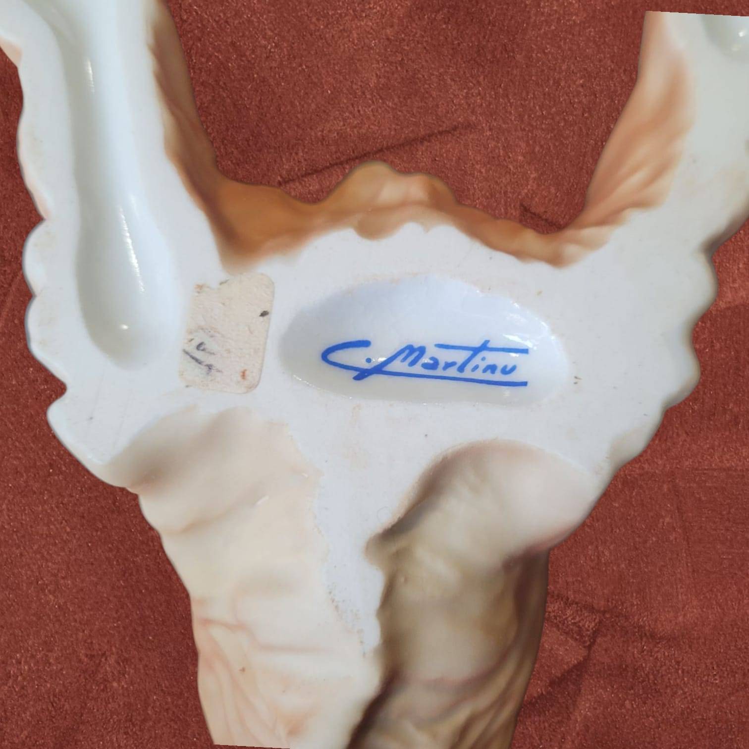 Firma C. Martinus en la base de la figura Cocker Spaniel biscuit, confirmando autenticidad de esta pieza de porcelana sin esmalte.