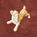 Figura Cocker Spaniel biscuit firmada por C. Martinus en pose juguetona, escultura sin esmalte ideal para decoración y coleccionistas de perros.