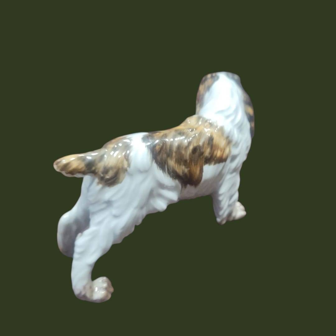 Vista trasera de figura de perro de porcelana Martinu años 70, esmaltado brillante con detalles pintados. Pieza decorativa para hogar y jardín.
