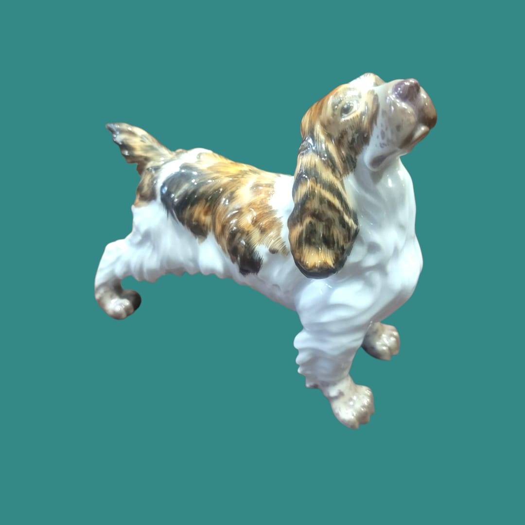 Figura de perro porcelana Martinu años 70 con acabado brillante y detalles realistas. Decoración vintage ideal para coleccionistas.