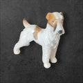Figura coleccionable de perro Fox Terrier en porcelana alemana Limbach años 50, pieza decorativa única para amantes del estilo vintage.