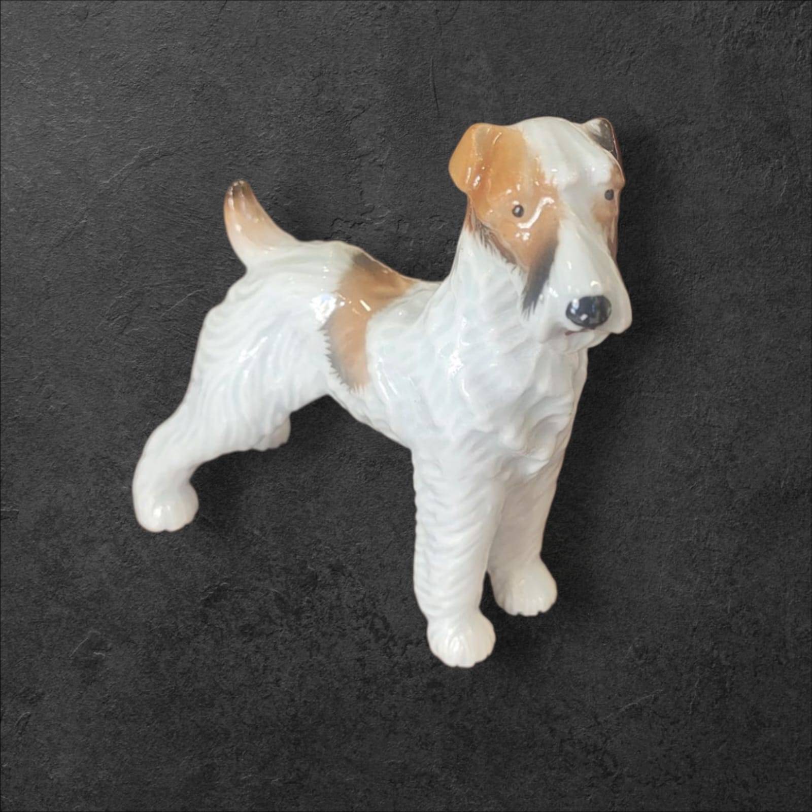 Figura coleccionable de perro Fox Terrier en porcelana alemana Limbach años 50, pieza decorativa única para amantes del estilo vintage.