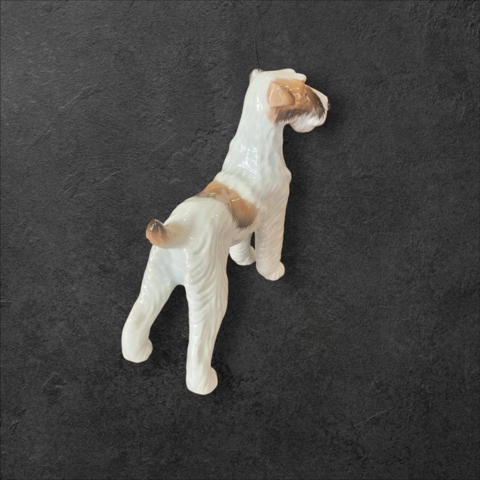 Figura decorativa de porcelana alemana Fox Terrier años 50, diseño detallado de la marca Limbach, perfecta para colecciones vintage.