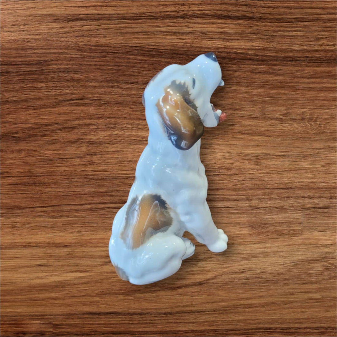Figura de perro bostezando en porcelana alemana Limbach años 50, estilo vintage, ideal para decoración de interiores o colección retro.