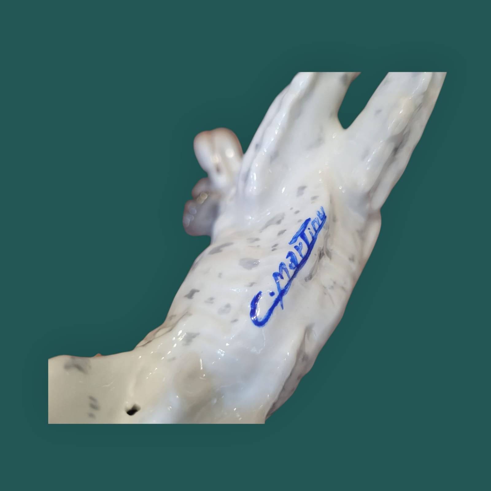 Firma Martinu en la base de figura Setter Irlandés de porcelana, edición limitada años 70, pieza coleccionable de decoración artesanal.