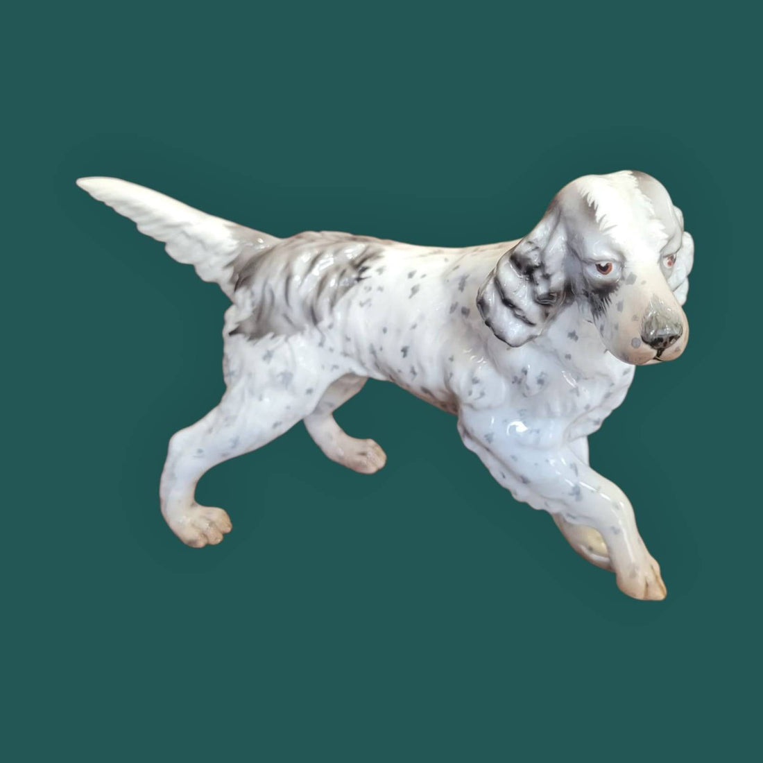 Figura decorativa Setter Irlandés Porcelana Martinu años 70, esmaltada y pintada a mano, vista lateral con detalles realistas del pelaje.