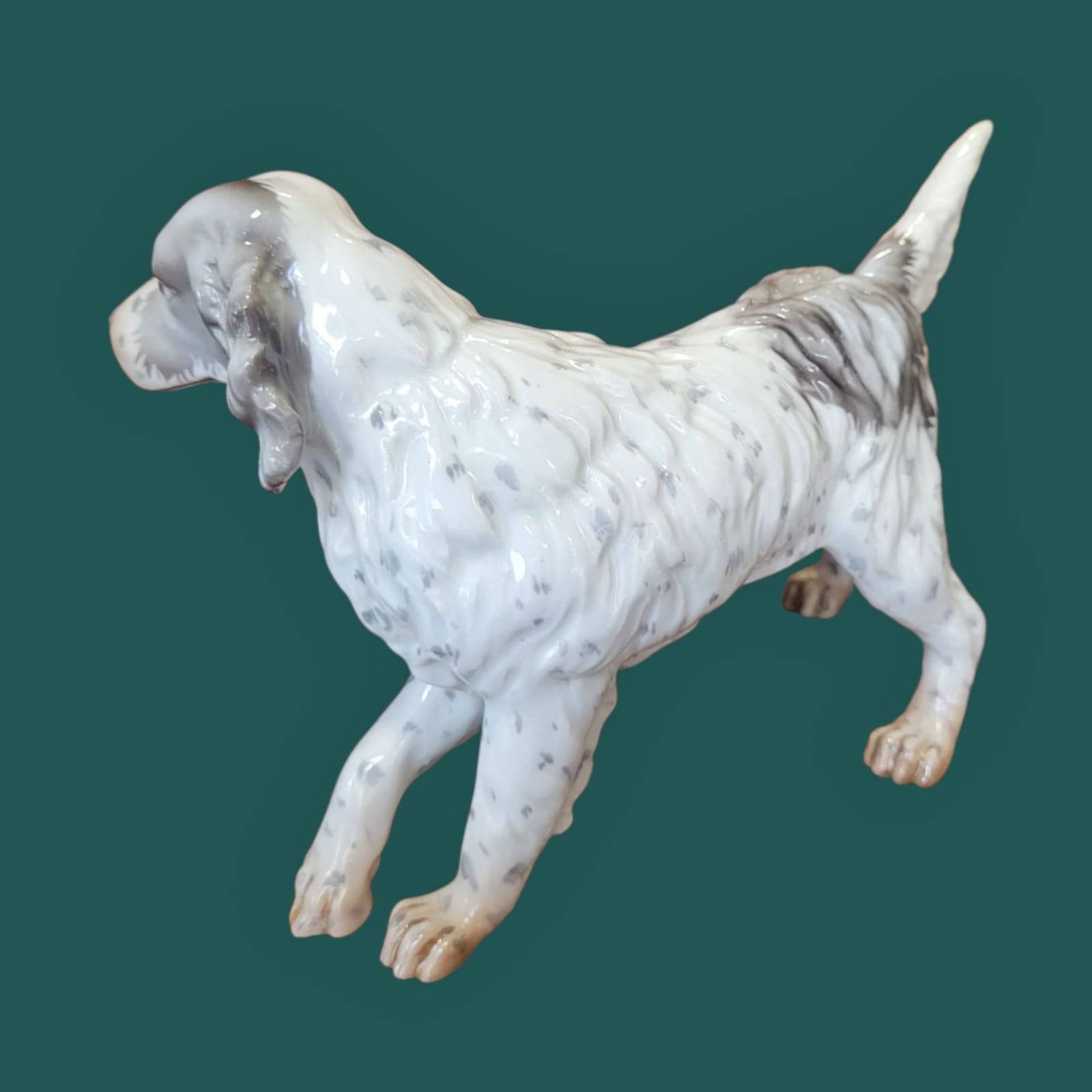 Figura Setter Irlandés Porcelana Martinu, vista lateral trasera con acabado esmaltado y detalles pintados a mano, ideal para decoración vintage.