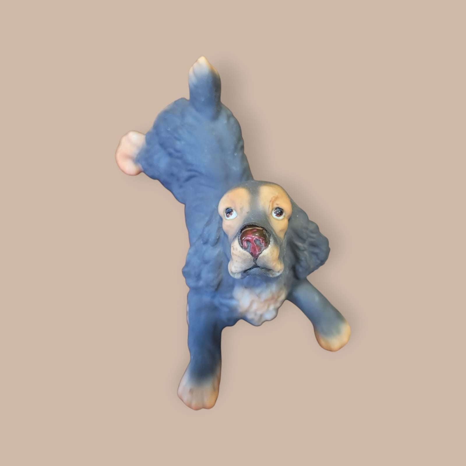 Figura Cocker Spaniel Azul - Escultura Martín en porcelana biscuit vista frontal, con acabado mate y detalles realistas en tonos azulados.