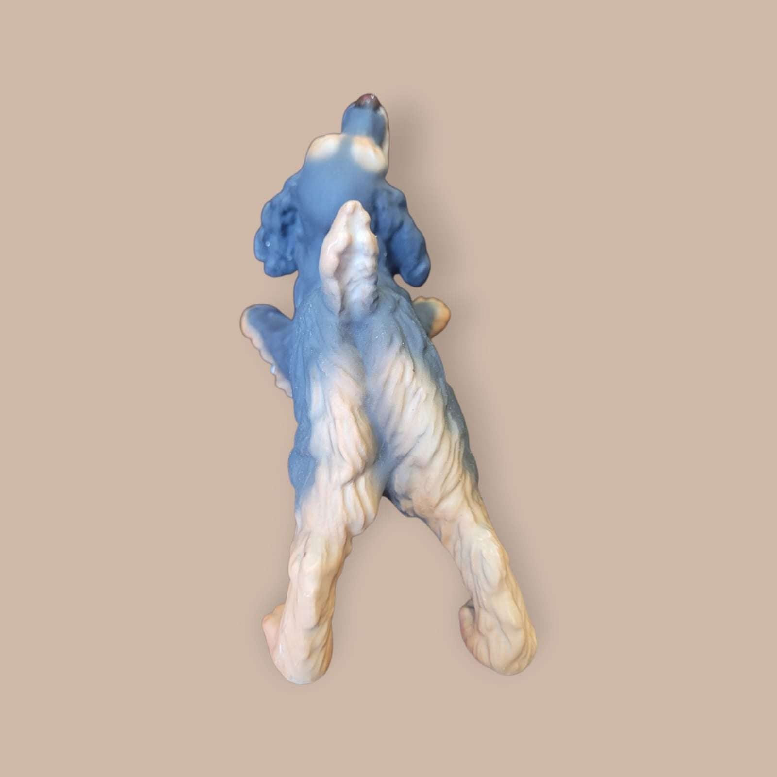 Vista trasera de la Figura Cocker Spaniel Azul - Escultura Martín, mostrando textura detallada del pelaje en porcelana biscuit.