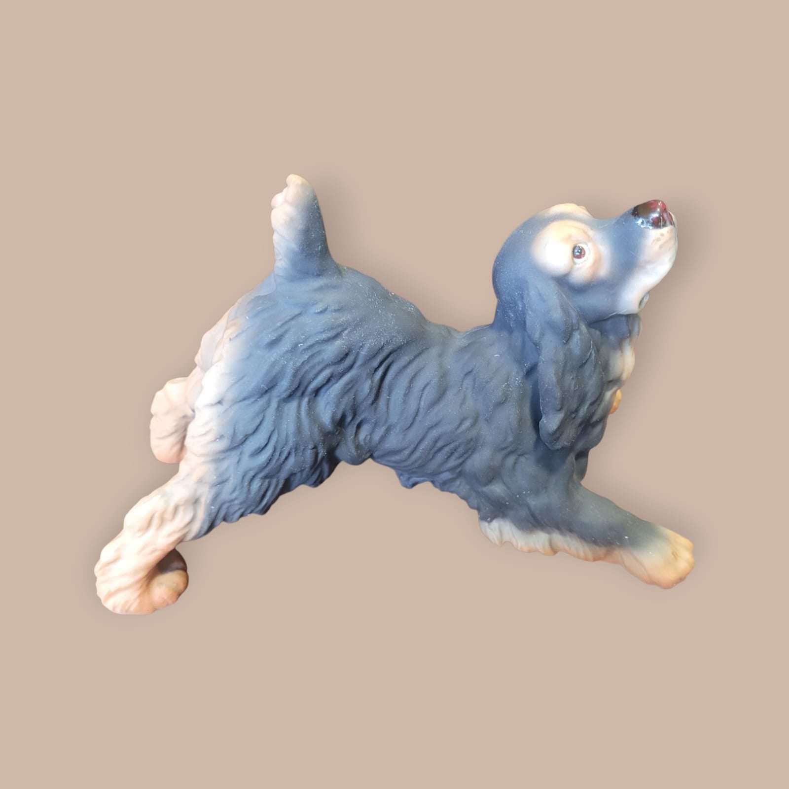 Figura Cocker Spaniel Azul - Escultura Martín en pose dinámica lateral, pieza decorativa de edición limitada en porcelana mate.