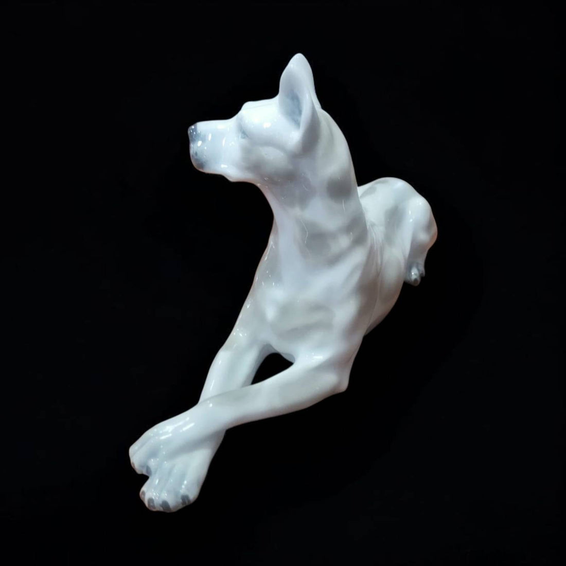 Figura de perro de porcelana Leonardo PEYRO estilo Gran Danés, elegante y detallada, ideal para decoración de interiores en limbaproecher.com.