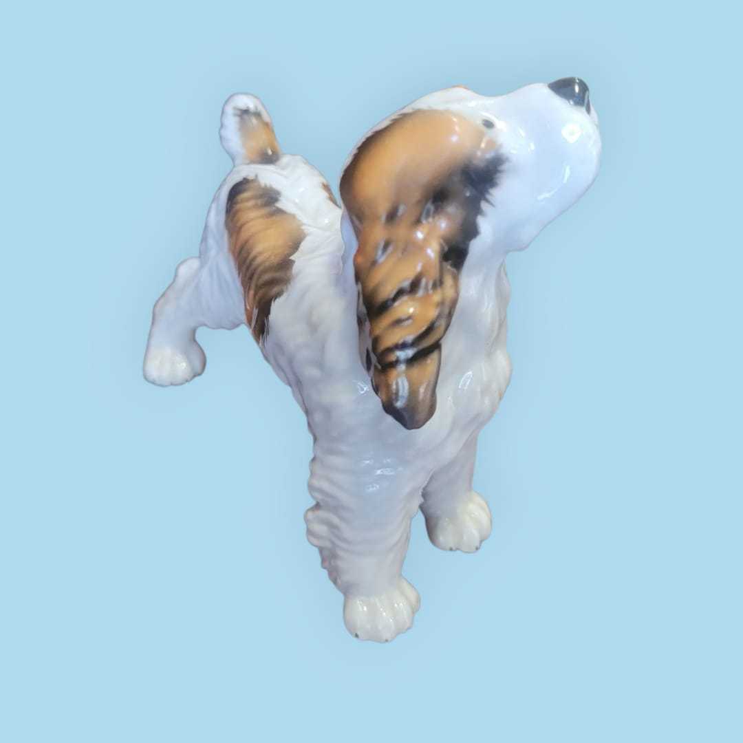 Vista lateral superior de figura Cocker Spaniel de porcelana alemana Trébol años 50, ideal para decoración vintage y coleccionistas.