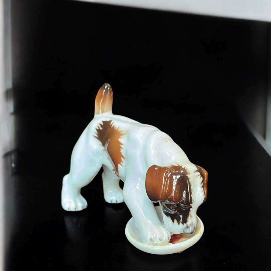 Perro de porcelana alemana beagle cachorro años 50 Limbach, comiendo de un plato, ideal para decoración vintage y coleccionismo exclusivo.