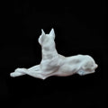 Vista trasera del perro de porcelana Leonardo PEYRO, figura decorativa de alta calidad con detalles anatómicos realistas y acabado esmaltado.