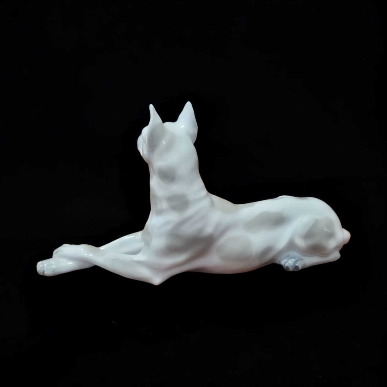 Vista trasera del perro de porcelana Leonardo PEYRO, figura decorativa de alta calidad con detalles anatómicos realistas y acabado esmaltado.