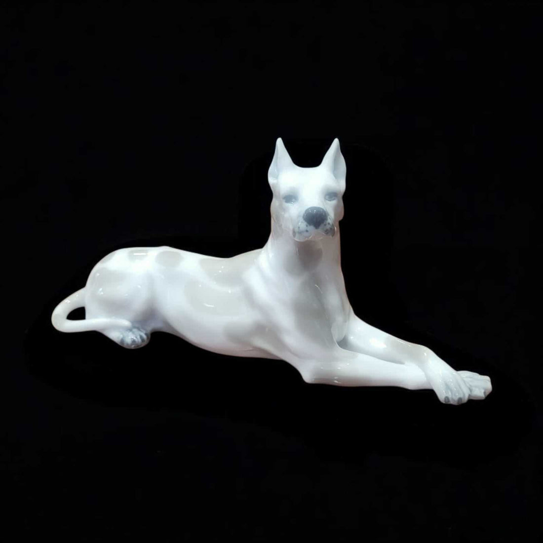 Figura de perro de porcelana Leonardo PEYRO estilo Gran Danés, elegante y detallada, ideal para decoración de interiores en limbaproecher.com.